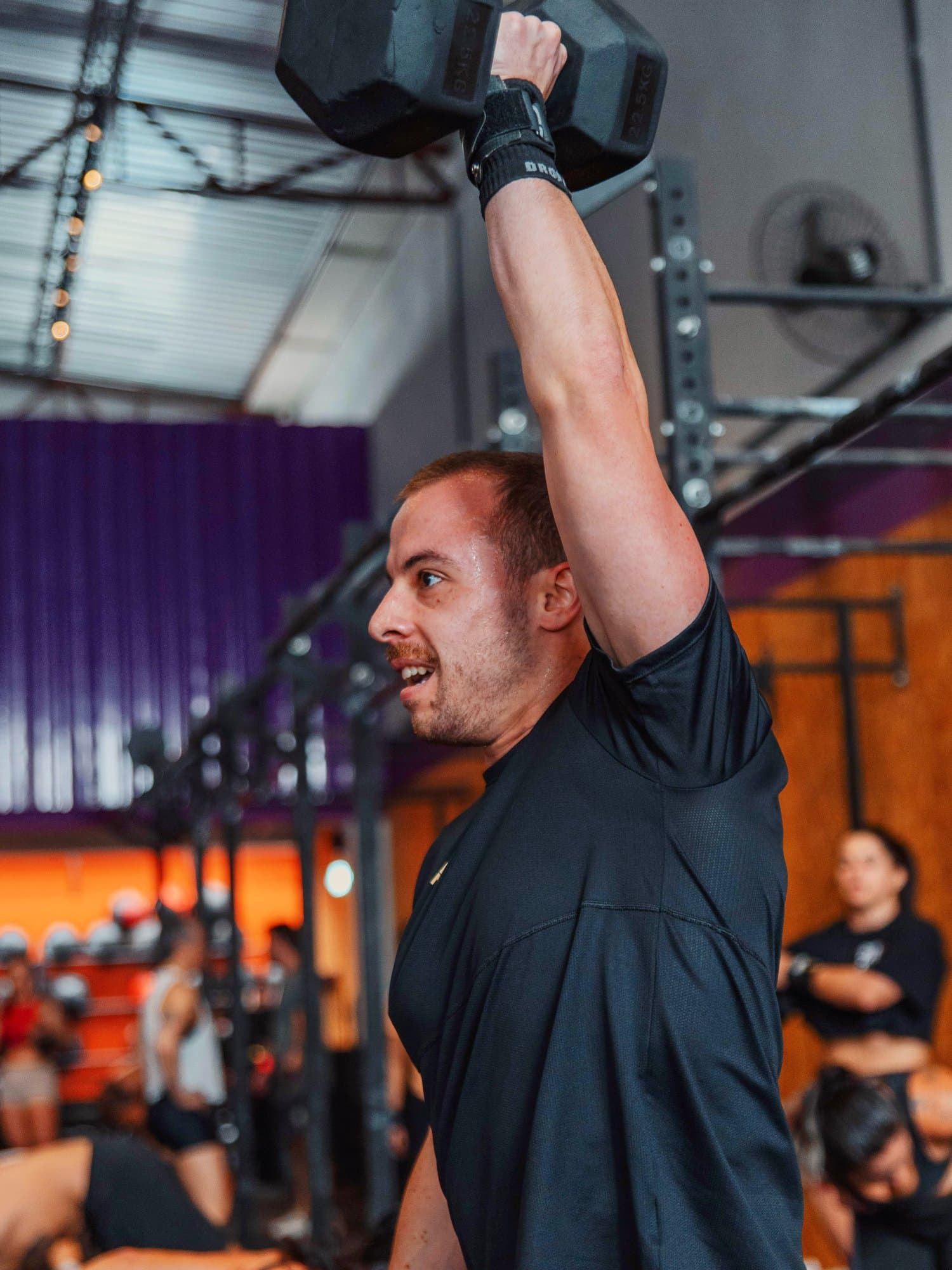 Aluno em esforço durante o WOD no DOM CF