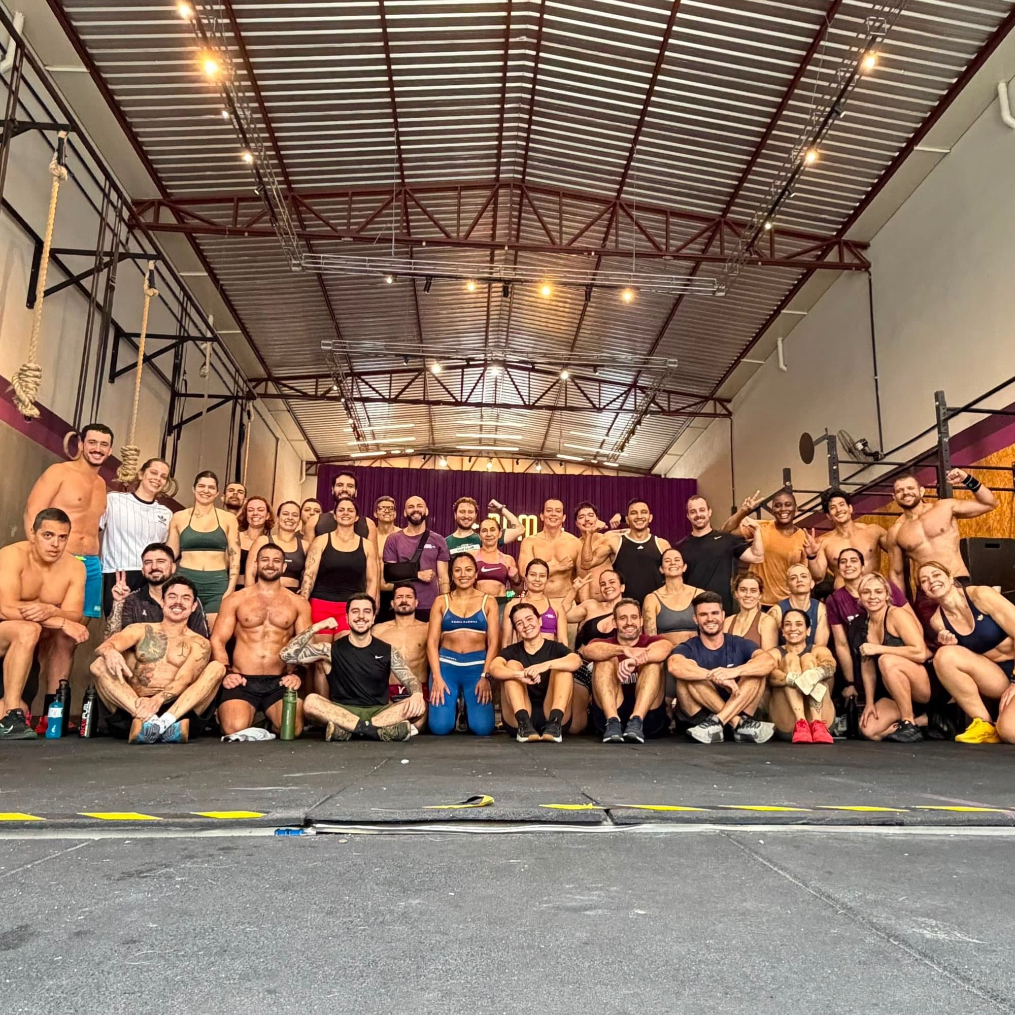 Turma do DOM CF reunida em frente ao letreiro DOM