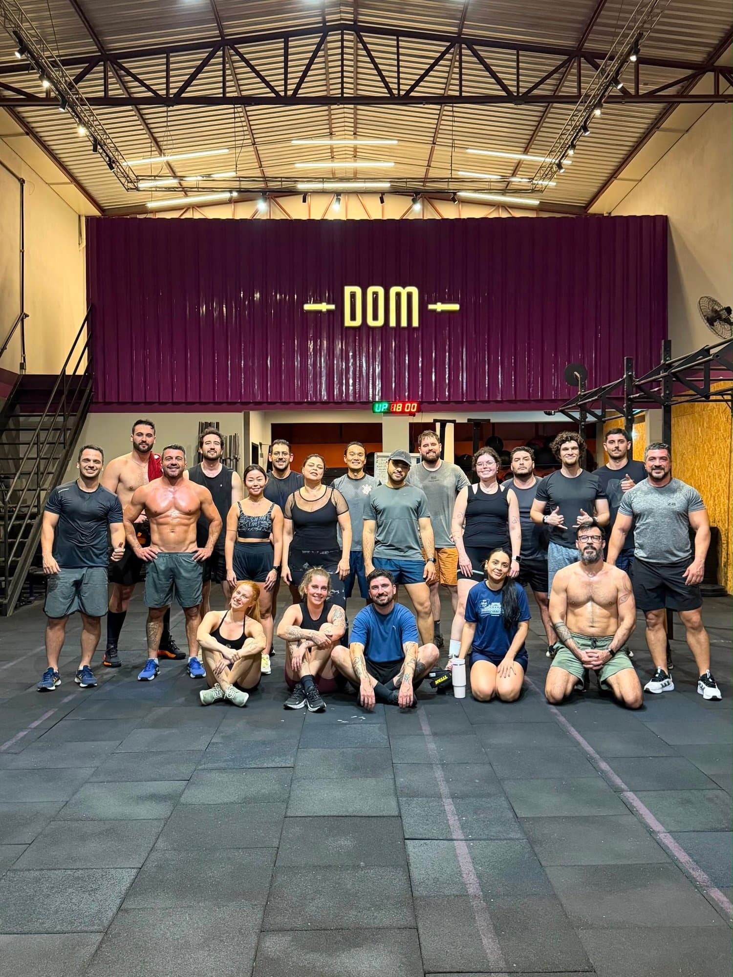 Turma do DOM CF reunida após o treino, em frente ao letreiro DOM